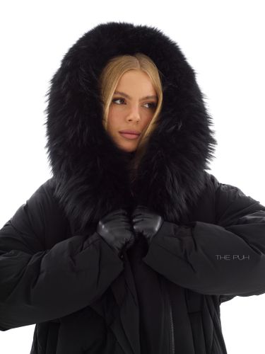 Удлиненный черный пуховик с объемным капюшоном и мехом енота