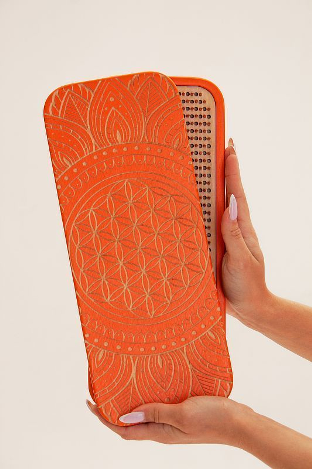 Доска садху Ом на мандале медные гвозди