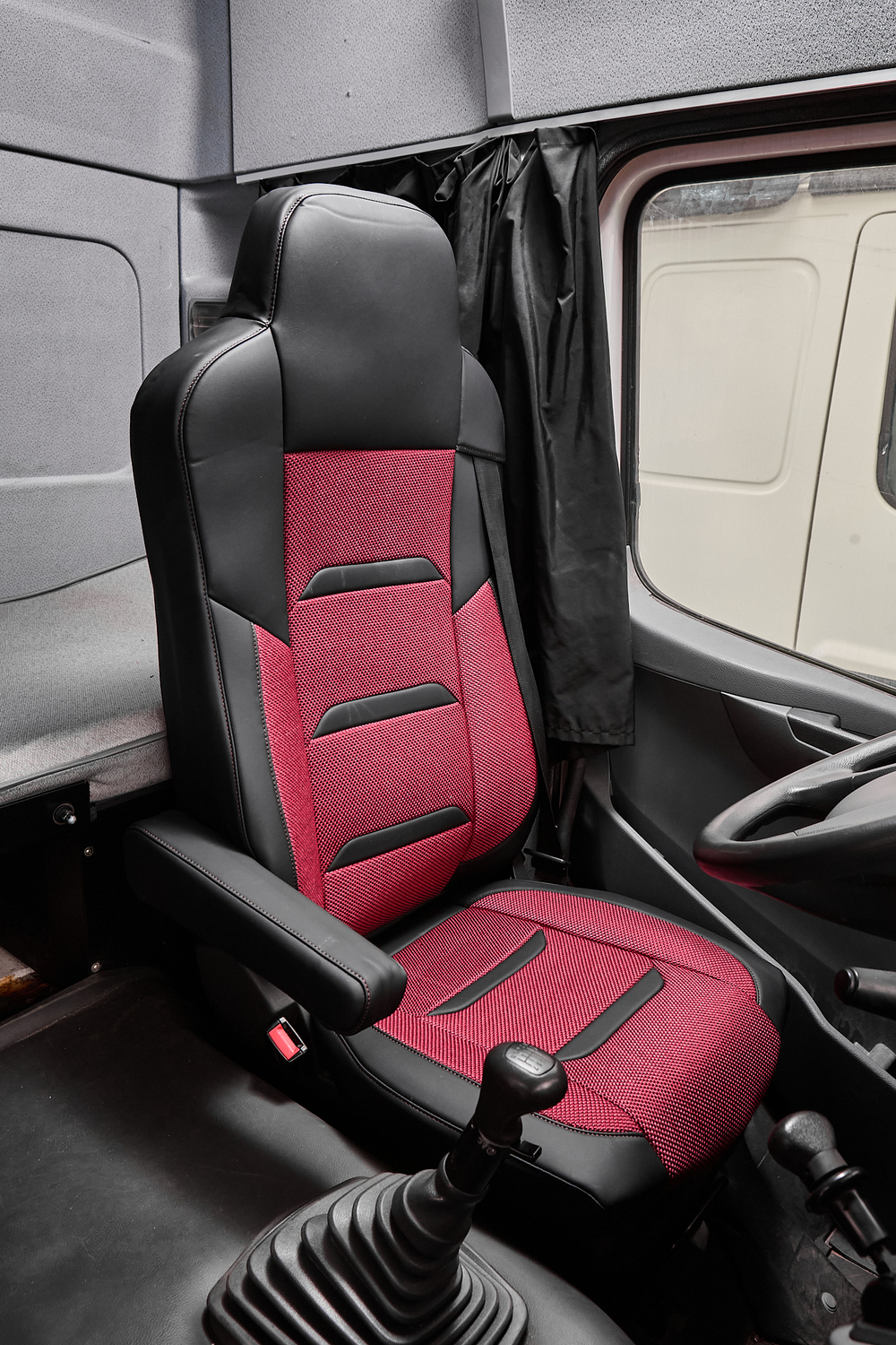 Чехлы Люкс КамАз 5490 K4 с 2014 года (экокожа+рогожка, черный, красная вставка)