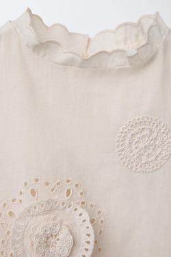 ZARA ПЛАТЬЕ С ВОЛНИСТЫМИ КРОМКАМИ И ЦВЕТОЧНОЙ ВЫШИВКОЙ, СВЕТЛО-БЕЖЕВЫЙ