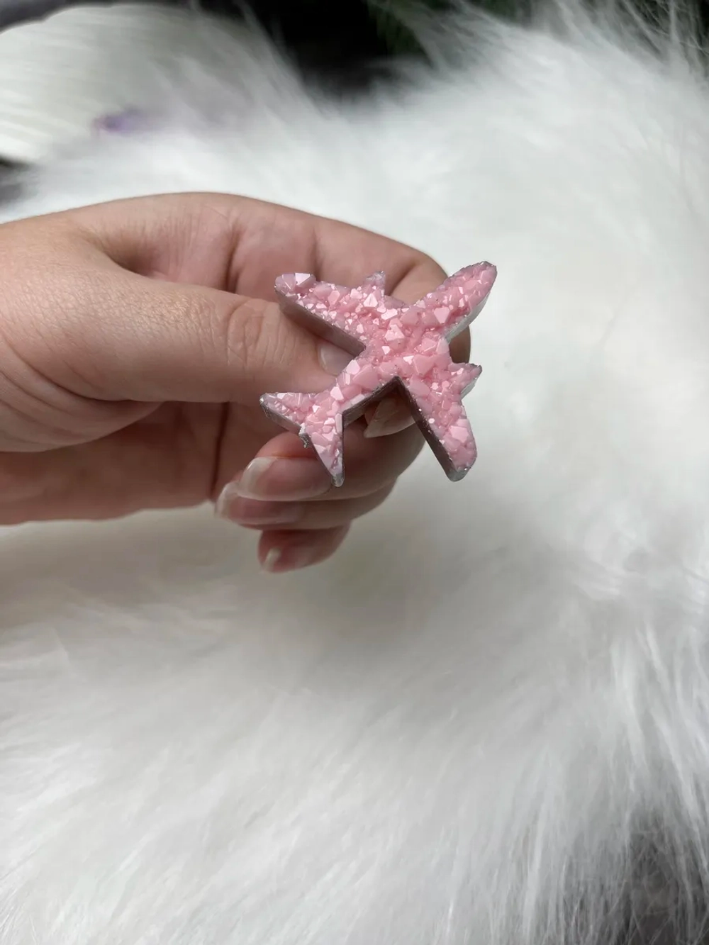 Брошь самолетик из эпоксидной смолы