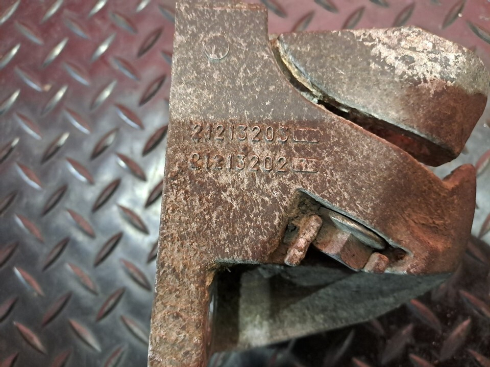 Кронштейн крыла заднего