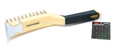 Щетка по металлу ручная в пластиковом корпусе с прорезиненной рукояткой (металлический скребок-70мм, латунь, 4x11рядов) RockForce##Rock FORCE RF-340123316