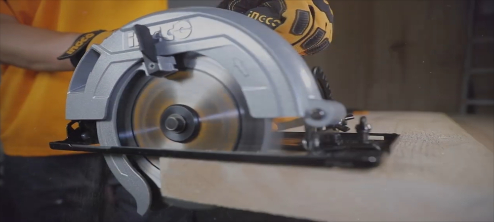 Циркулярная пила INGCO CS18568 INDUSTRIAL 185х20 мм 1,6 кВт