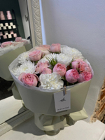 Сборный букет  с кустовой пионовидной розой в оформлении