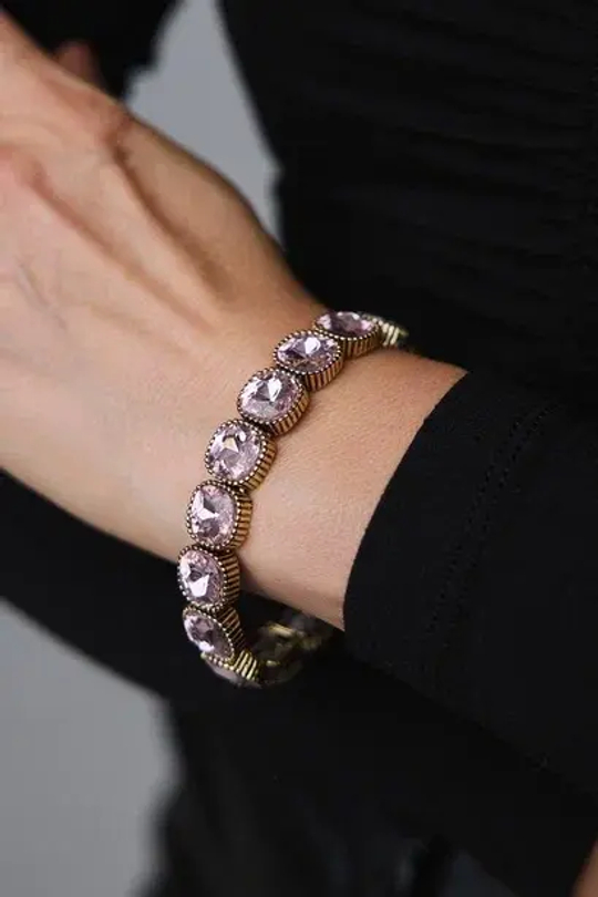 Браслет на резинке розовые кристаллы, оттенок золото антик