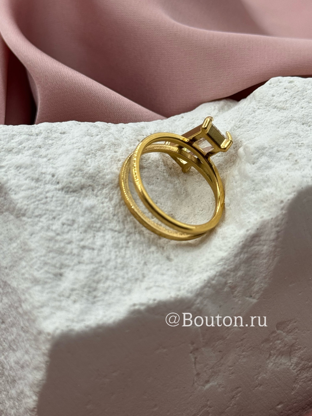 Кольцо золотистое с прямоугольным камнем