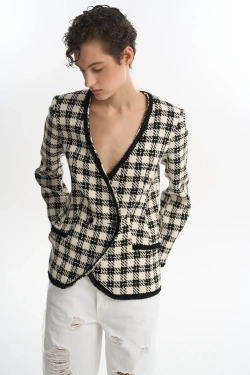 Приталенный жакет из твида в клетку