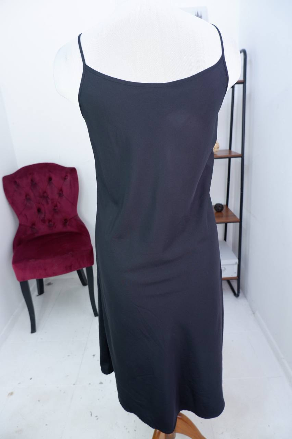 Платье в бельевом стиле, стильно смотрится с рубашкой или свитером сверху 46-48 размер