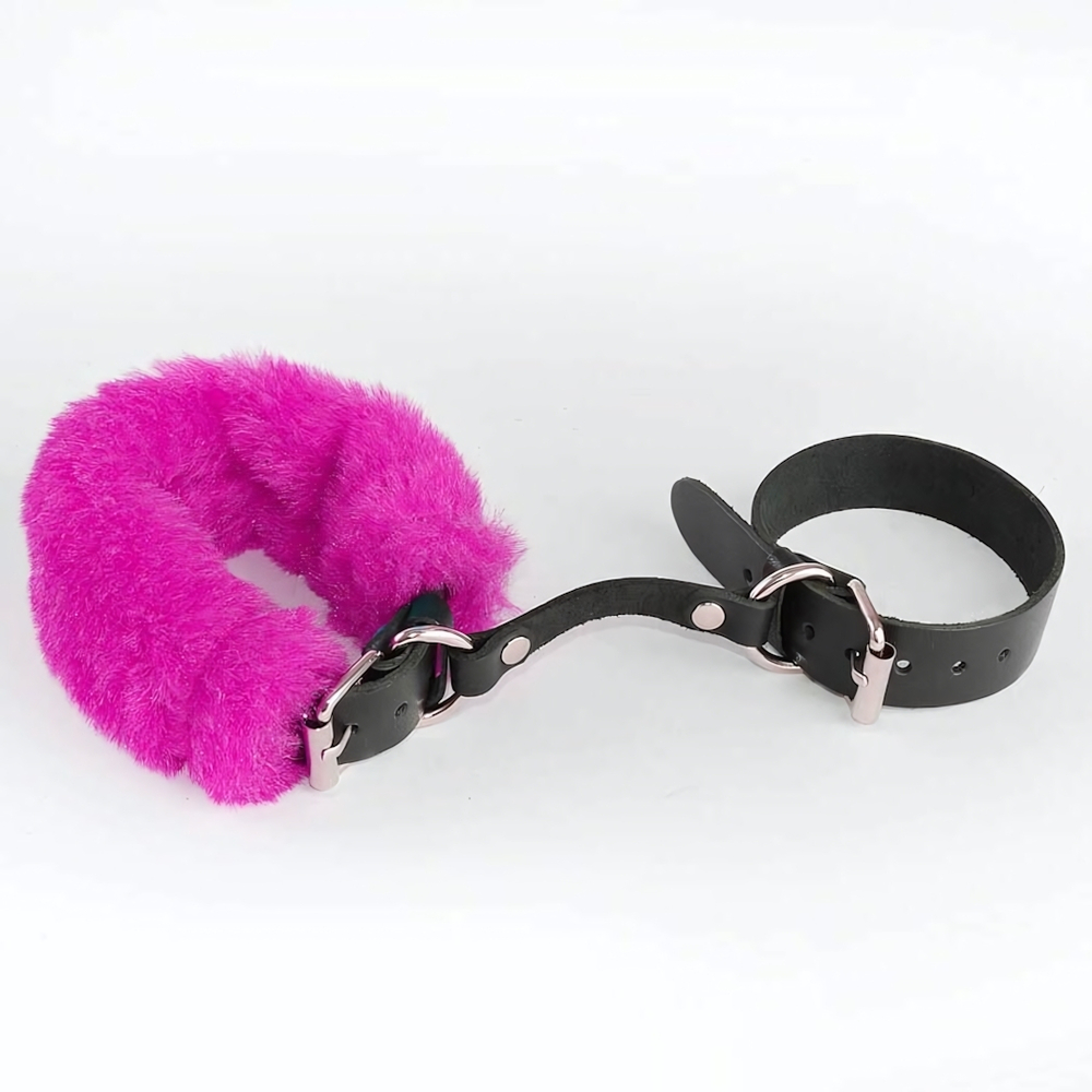 Черные кожаные наручники со съемной ярко-розовой опушкой (Цвет: черный с розовым)