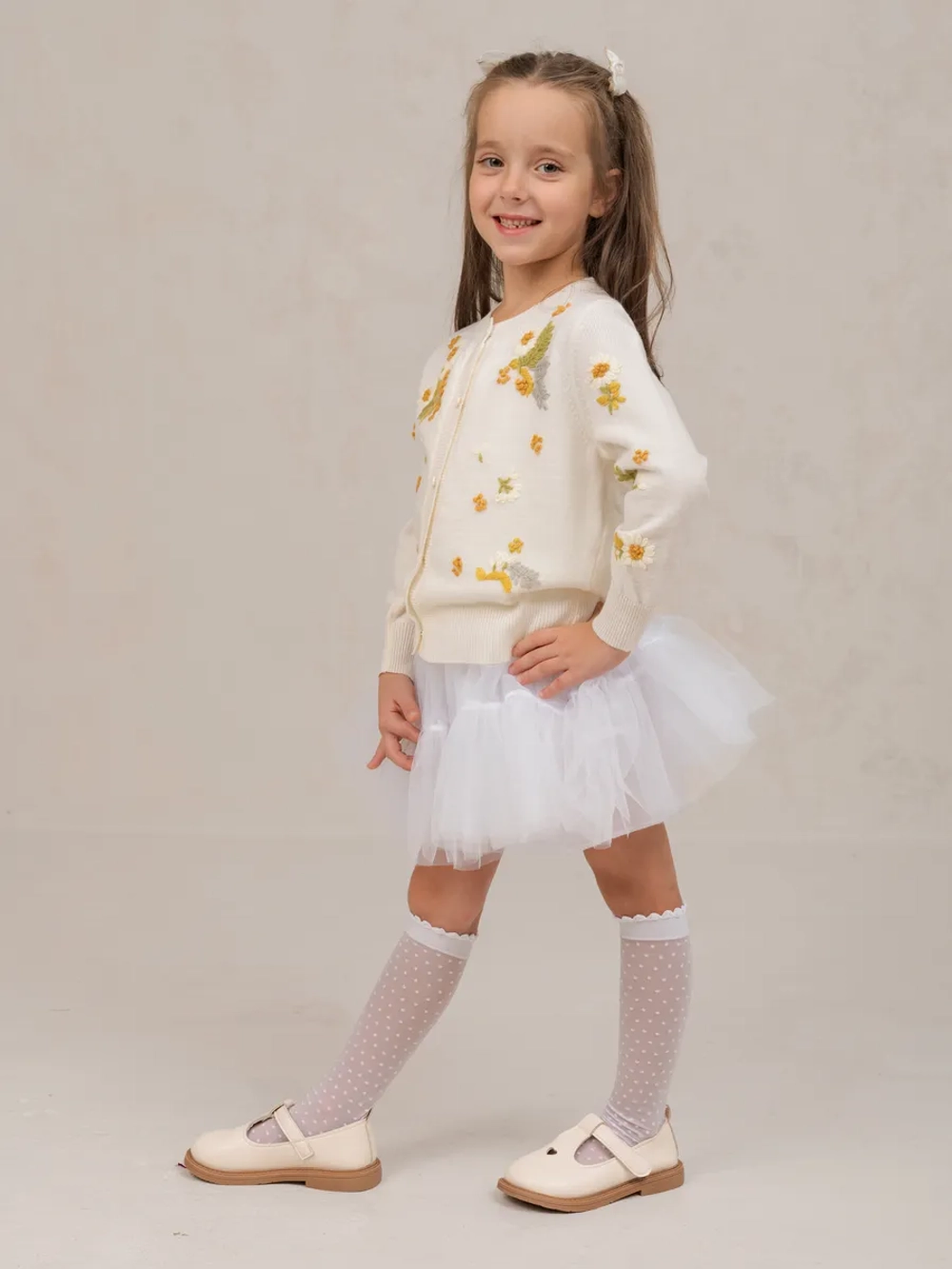 Кофта для девочки на пуговицах с вышивкой