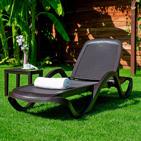 Шезлонг пластиковый с подлокотниками "Капри" (Имитация плетения). Цвет: Шоколад