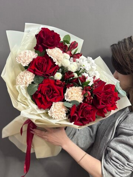 Авторский букет в бело-красной гамме