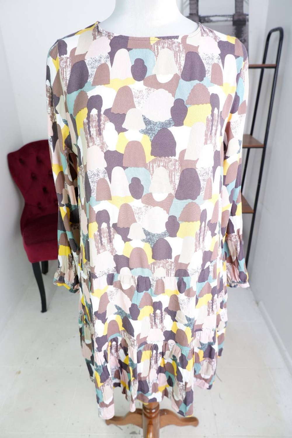 Платье со стильной расцветкой, визуально на 46 размер