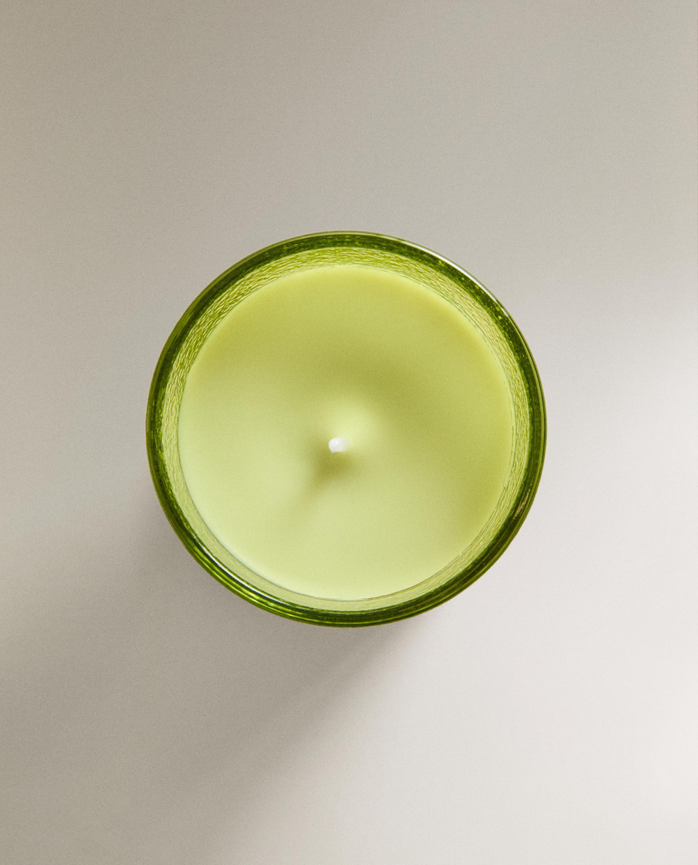 Zara Home Свеча ароматическая BERGAMOT & SANDALWOOD 155 г, растительный воск, аромат древесный, Зелёный