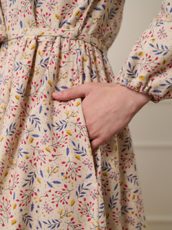 Платье с воротником стойкой