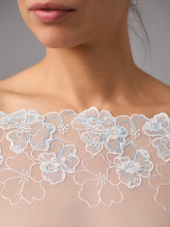 05-164 Вышивка на неэл. сетке 21 см, айвори/белый/голубой (левая)