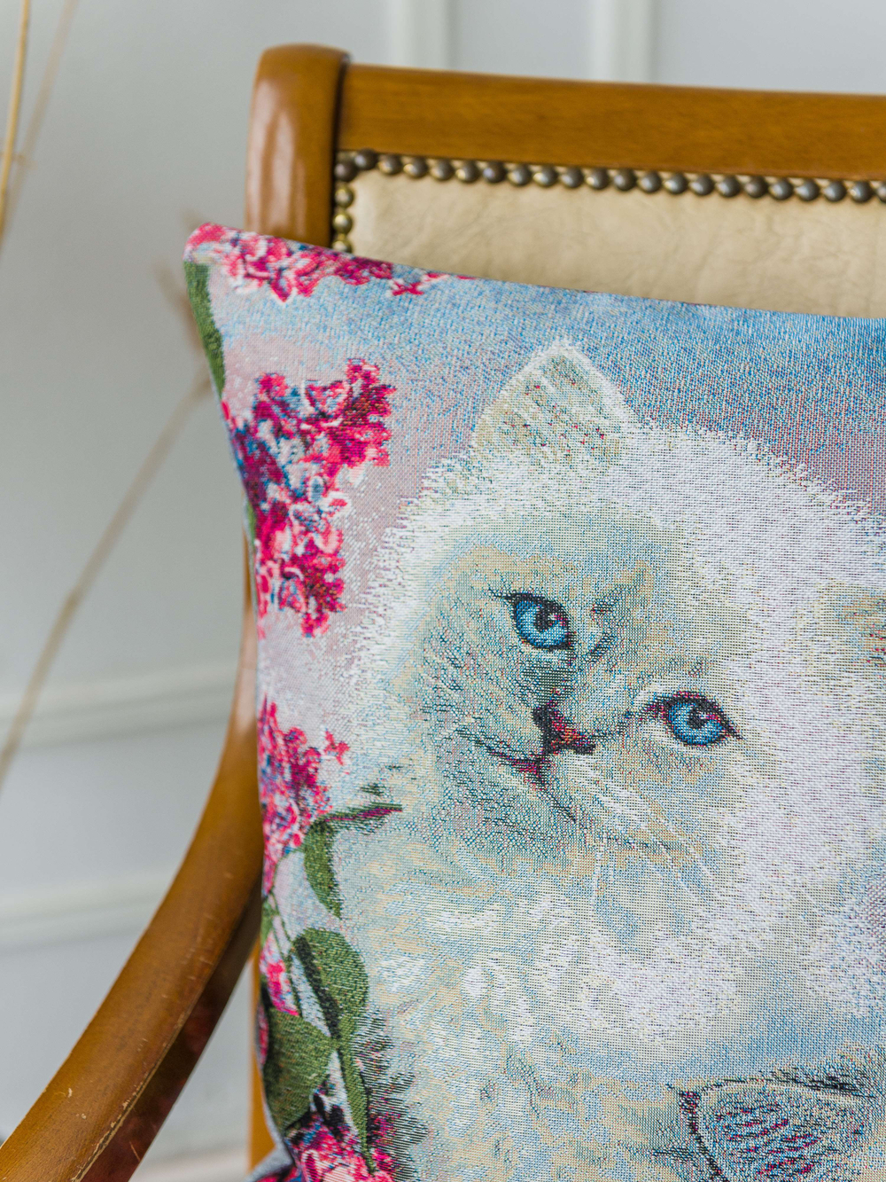 Декоративный гобеленовый чехол для интерьерной подушки Котята в сирени (47*47)