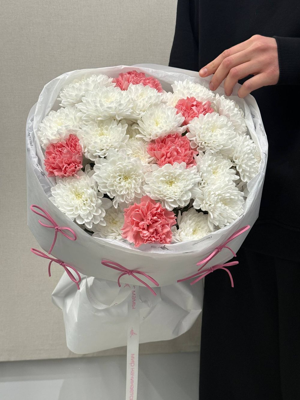 Букет из ярких диантусов и хризантемы