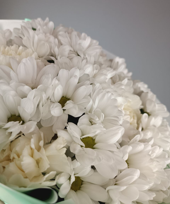 Букет из белой кустовой хризантемы с гвоздикой