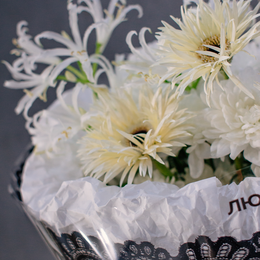 113. Кружевной белоснежный букет с выразительным акцентом