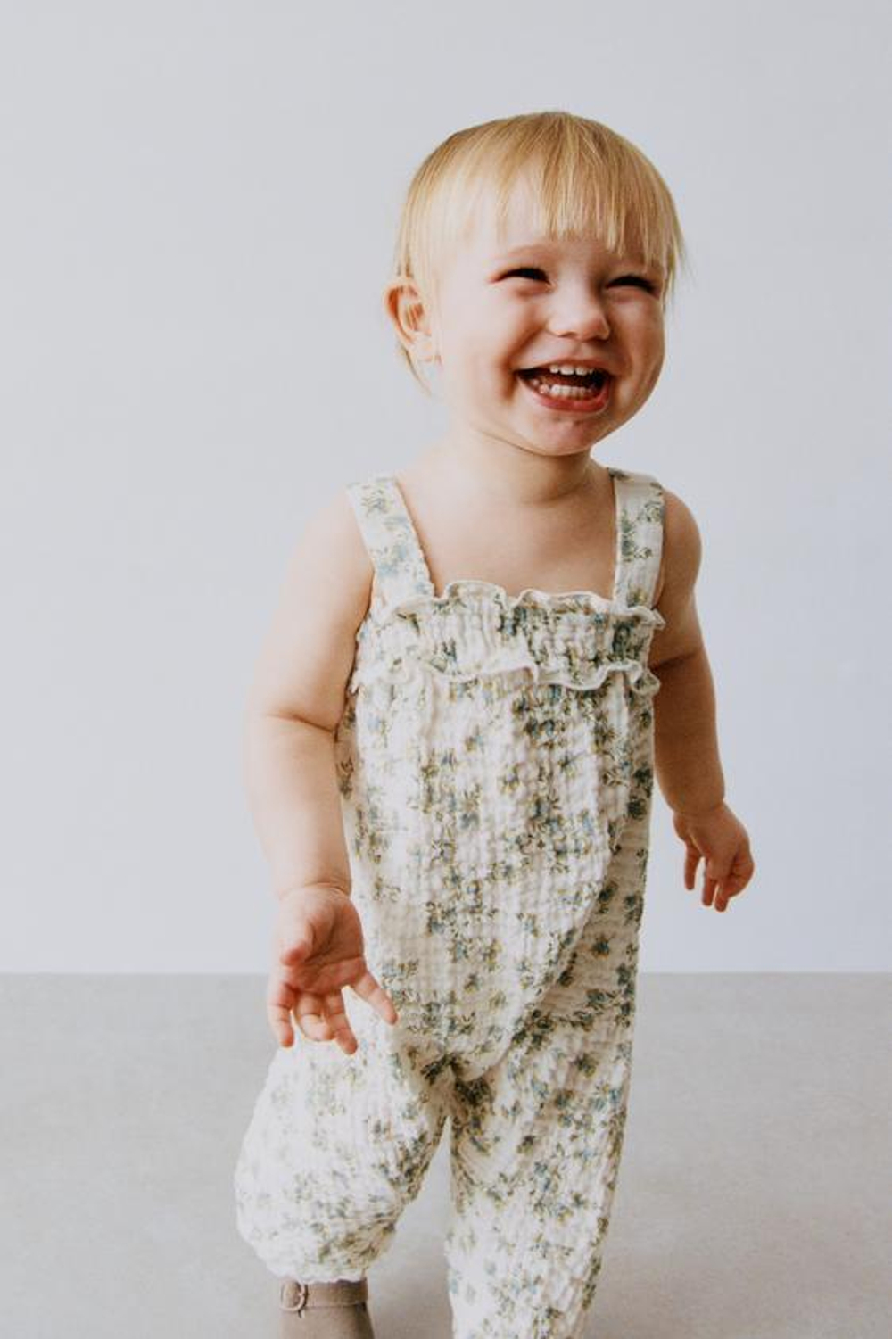 ZARA ДЛИННЫЙ КОМБИНЕЗОН ИЗ РЕЛЬЕФНОЙ ТКАНИ С ЦВЕТОЧНЫМ ПРИНТОМ, БЕЛЫЙ