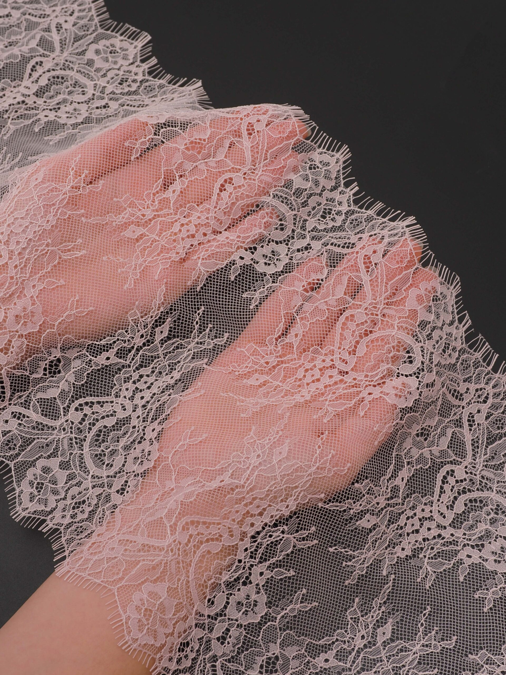 Кружево шантильи пудровое (лотос) неэластичное ширина 23 см длина 1.45 м