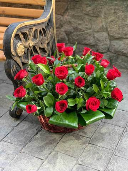 Корзина с 29 розами