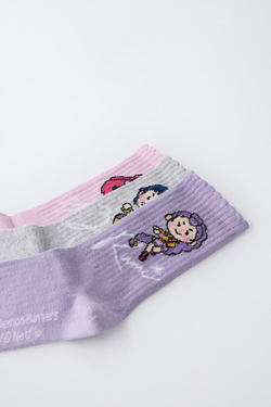 ZARA НАБОР ИЗ ТРЕХ ПАР НОСКОВ СРЕДНЕЙ ДЛИНЫ KPOP DEMON HUNTERS™ NETFLIX ©, ЦВЕТ МАЛЬВЫ