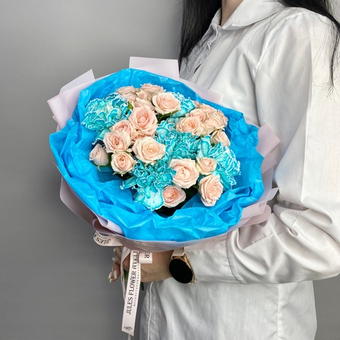 «Лазурь» Букет с кустовой розой и диантусами