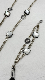 Браслет двойная цепь с монетами и темным квадратным перламутром, оттенок серебро