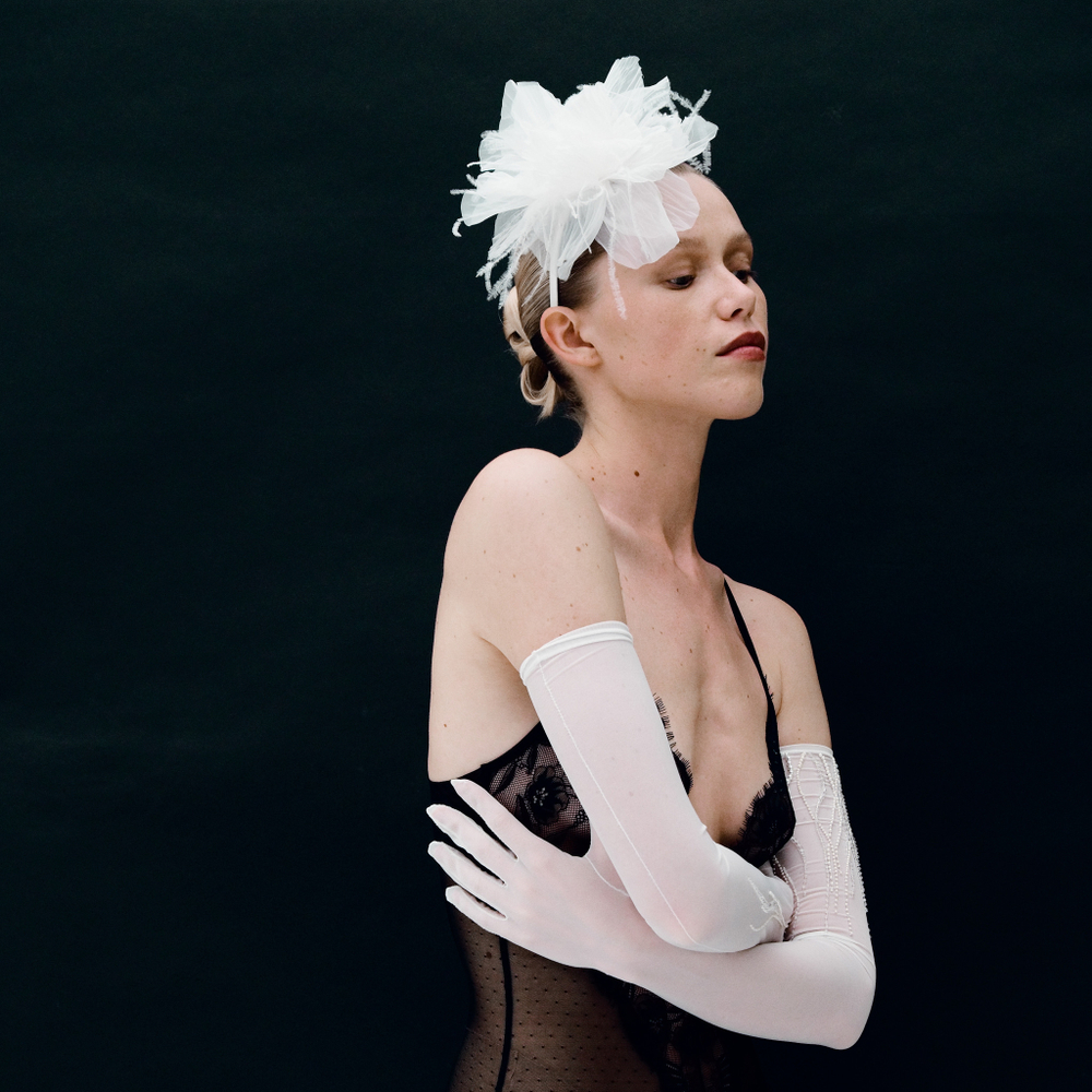 Перчатки белые длинные с декором