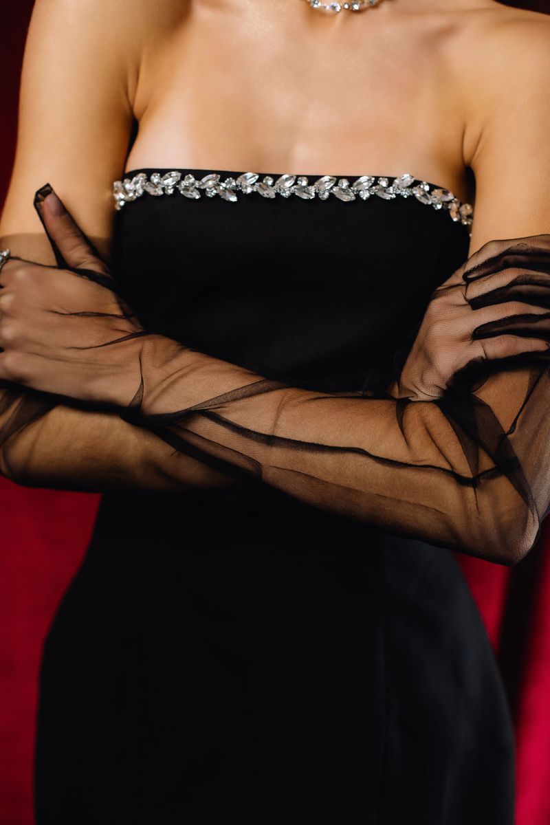 Платье с тесьмой из страз мини черное