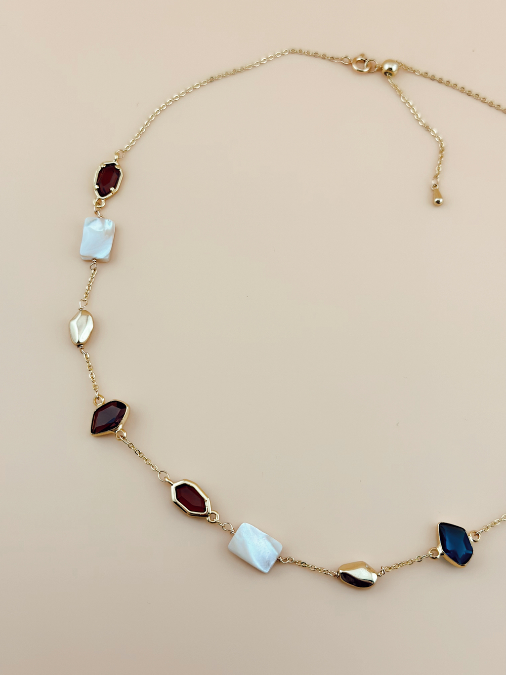 Колье с кристаллами и перламутром