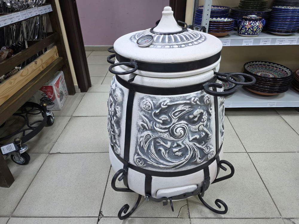 Если вы хотите купить тандыр в Казани, выбираете практичный и красивый тандыр для дачи и дома, обратите внимание на тандыр «Феникс». Это керамический тандыр с толщиной стенки 4,5–5,5 см, с термодатчиком (термометром), откидной крышкой на петлях и поддувалом на петлях, поэтому в нём удобно управлять жаром и готовить разные блюда. За счёт размеров (высота 81 см, корпус 52 см, горловина 28 см) тандыр подходит как тандыр для дачи, тандыр для дома и тандыр для беседки. Отдельный плюс модели — возможность готовить в несколько уровней: помещается этажерка Ø21 см на 4 яруса, что удобно для овощей, рыбы и закусок одновременно. В комплекте есть 8 шампуров, совок и кочерга, а также тандыр с подставкой — поэтому его часто выбирают как готовое решение “поставил и готовь”. Если нужен тандыр с доставкой, поможем быстро оформить: тандыр в наличии в Казани, доступен самовывоз и отправка в регионы.