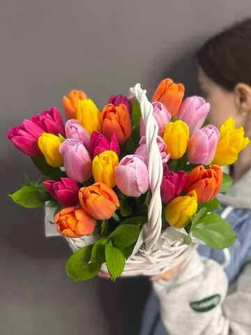 Композиция с 25 разноцветными тюльпанами в корзине