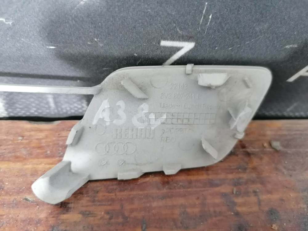 Заглушка буксировочного крюка Audi A3 (8V) 16-20 Б/У Оригинал 8V3807241B