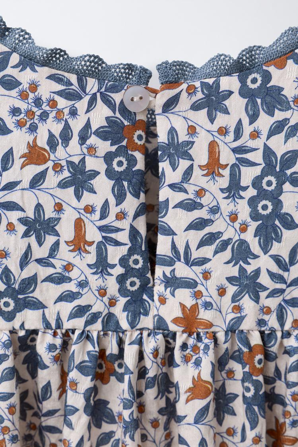 ZARA ПЛАТЬЕ С ЦВЕТОЧНЫМ ПРИНТОМ И КРУЖЕВОМ, СЕРО-СИНИЙ