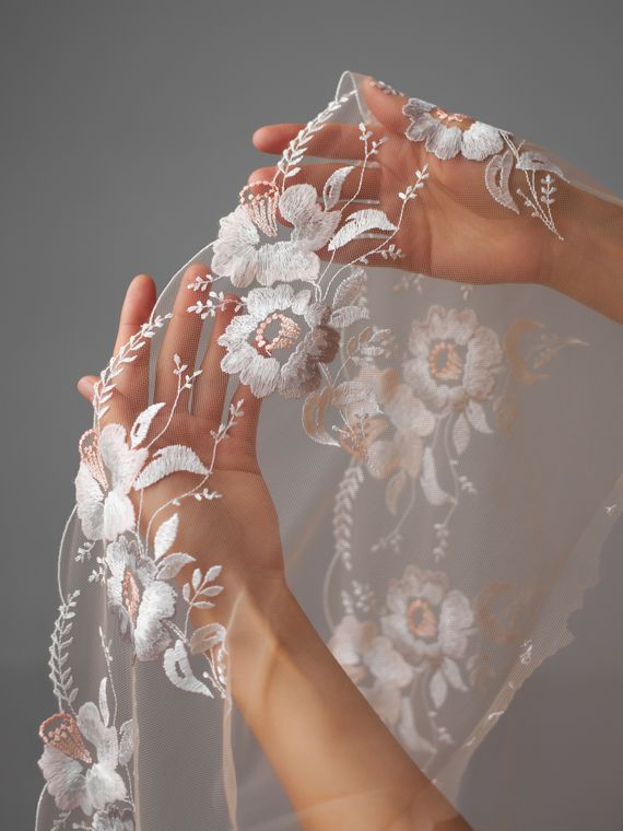 05-127 Вышивка на неэл. сетке 22 см, бежевый/белый/серый (правая)