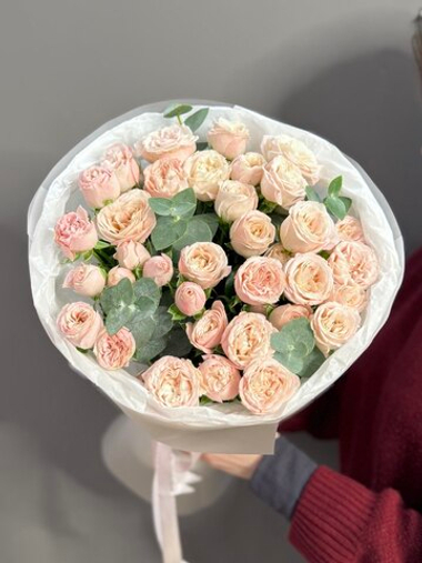 Букет из 7 кустовых пионовидных роз сорта "Bombastic" с эвкалиптом