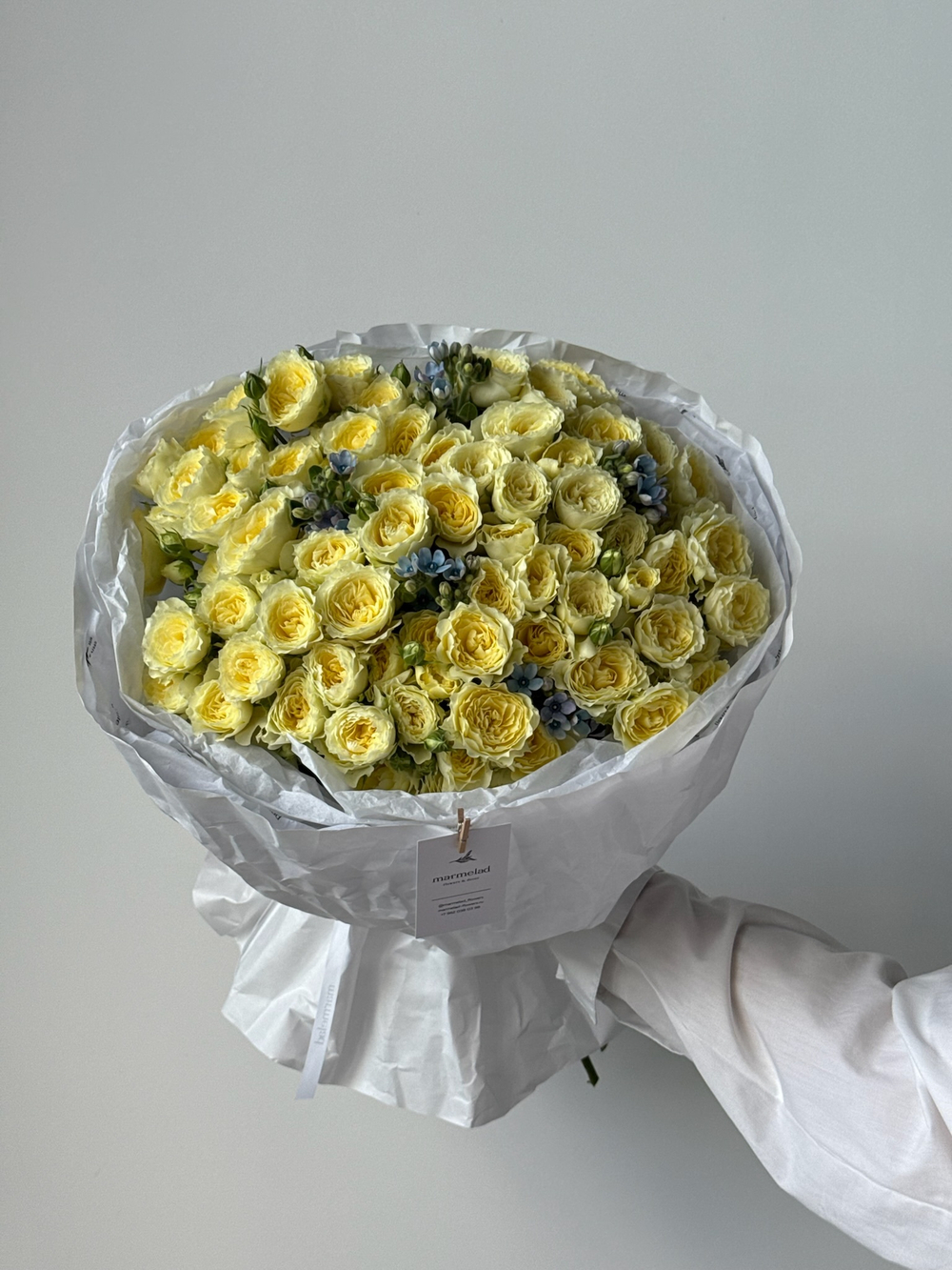 Букет из кустовой розы и оксипеталума