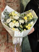 Букет из кустовой пионовидной розы, альстромерии, эвкалипта и хризантемы