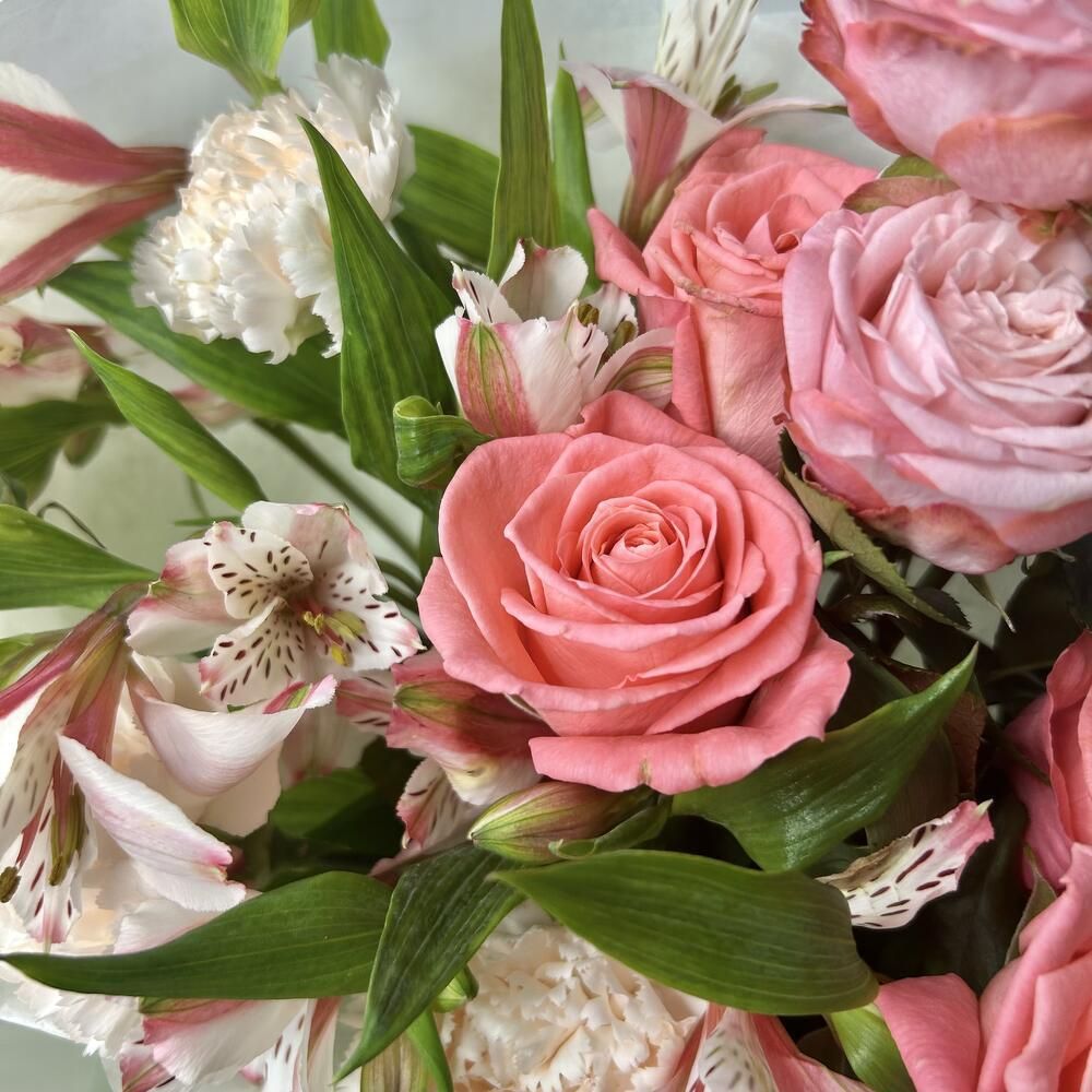 «Весеннее солнце» букет из роз пионовидных Мадам Бомбастик,Альстромерии,розы Анна Карина и кремового диантуса