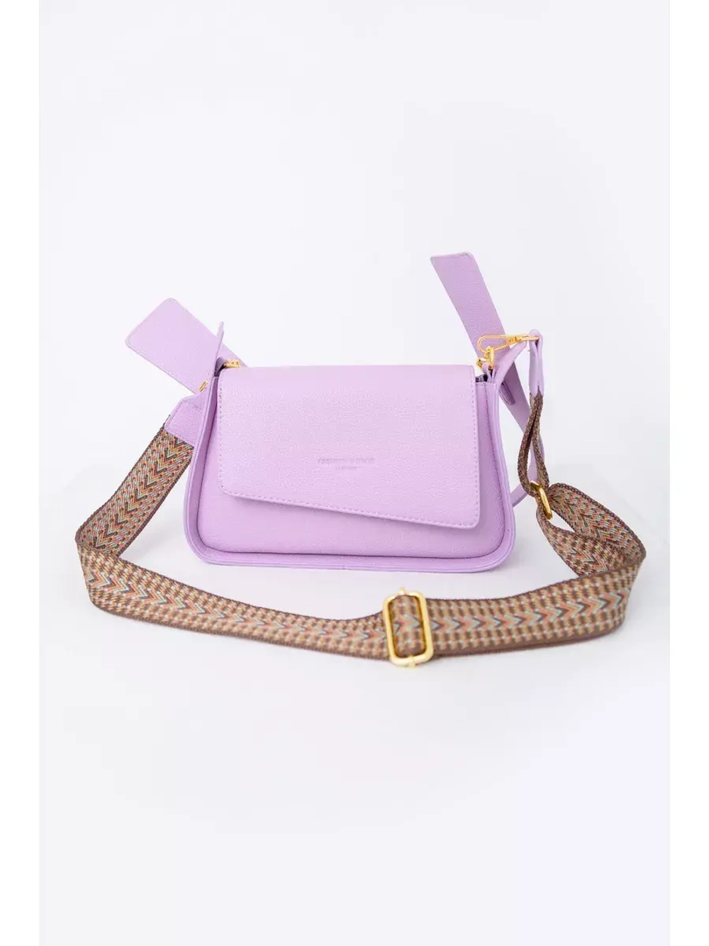 Сумка кросс-боди через плечо с широким съемным ремнем.