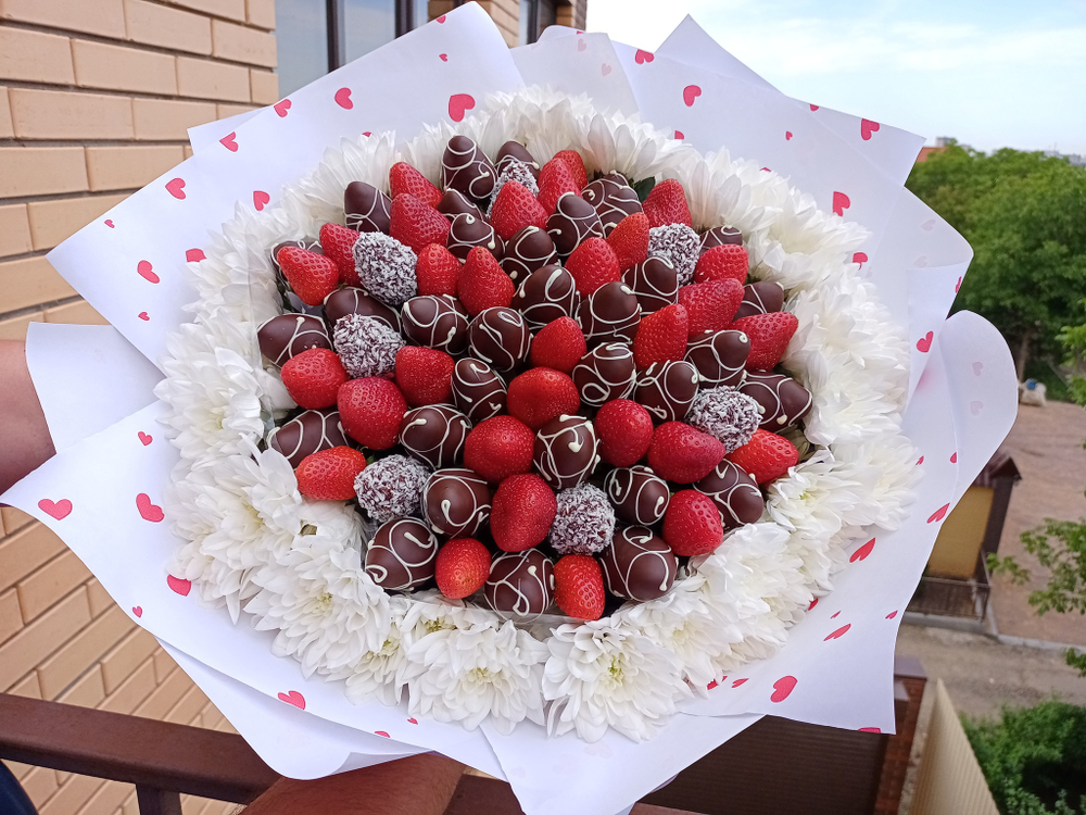 Клубничный букет "Воздушный поцелуй"