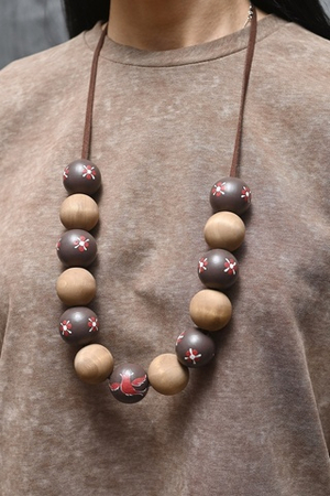 Бусы из дерева с росписью
