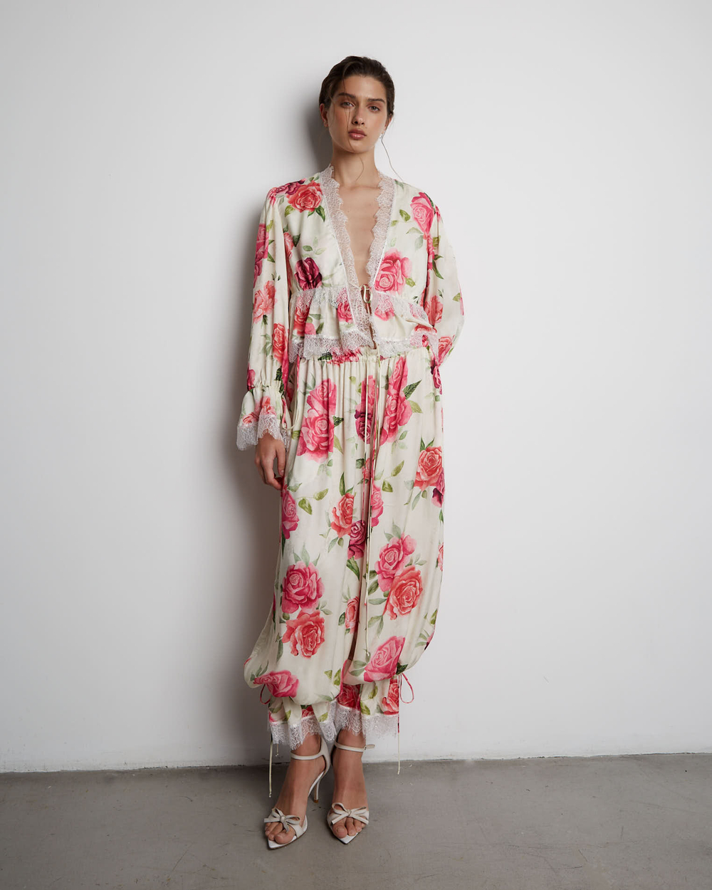 Блуза из вискозы с кружевной лентой розы молочный