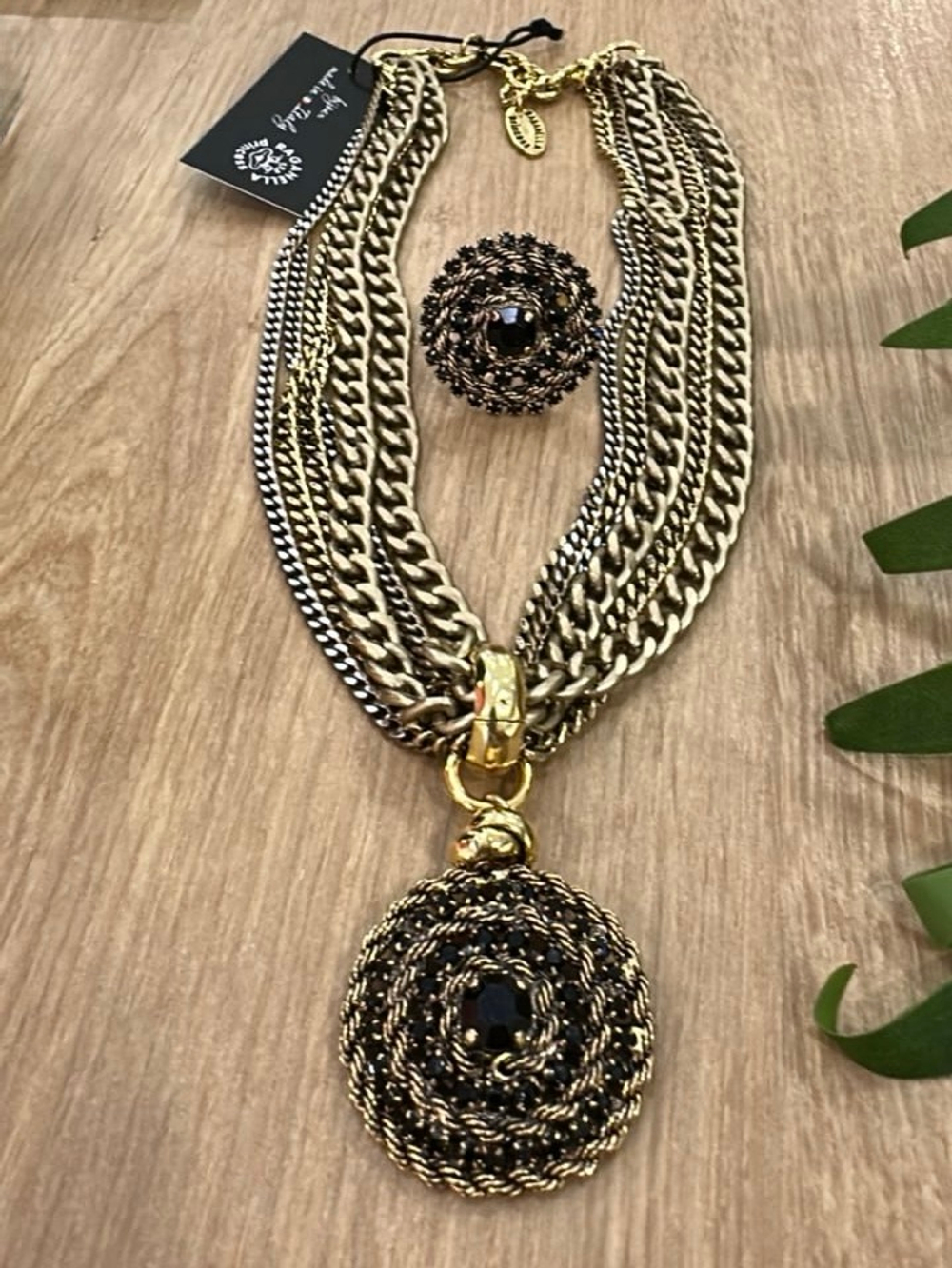 Колье круглый кулон "лабиринт" с черными кристаллами на многорядной цепочке, оттенок золото антик