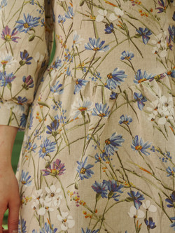 Платье миди с вырезом