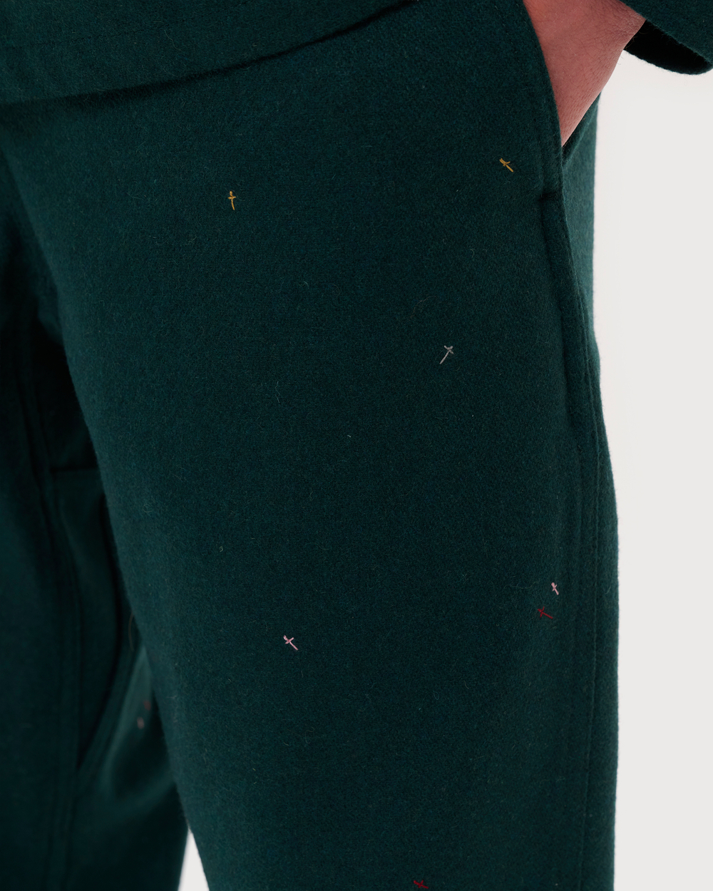 UNDERCOVER БРЮКИ ЗЕЛЕНЫЕ С ВЫШИВКОЙ